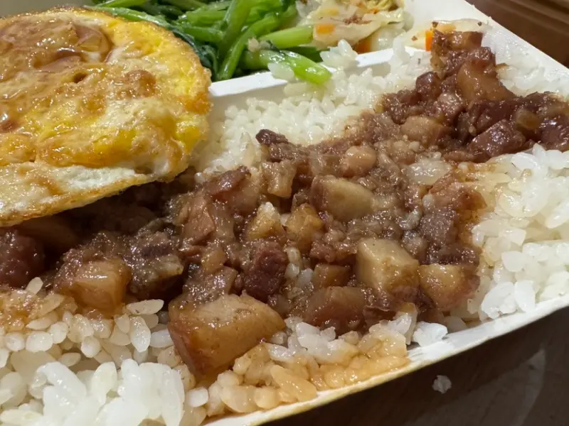 台中市豐原區豐富旺魯肉飯，連續四年臺灣滷肉飯節推薦，季節湯料比湯多超豐盛！