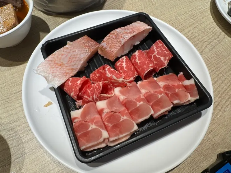 新北市板橋區吉哆火鍋百匯，鮮蚵蛤蠣白蝦吃到飽，還有日韓泰馬異國餐點，高CP值聚餐大推薦