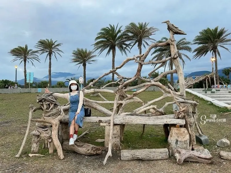 花蓮太平洋公園南濱海堤『漂流木藝術創作』驚奇點綴海岸線，成為