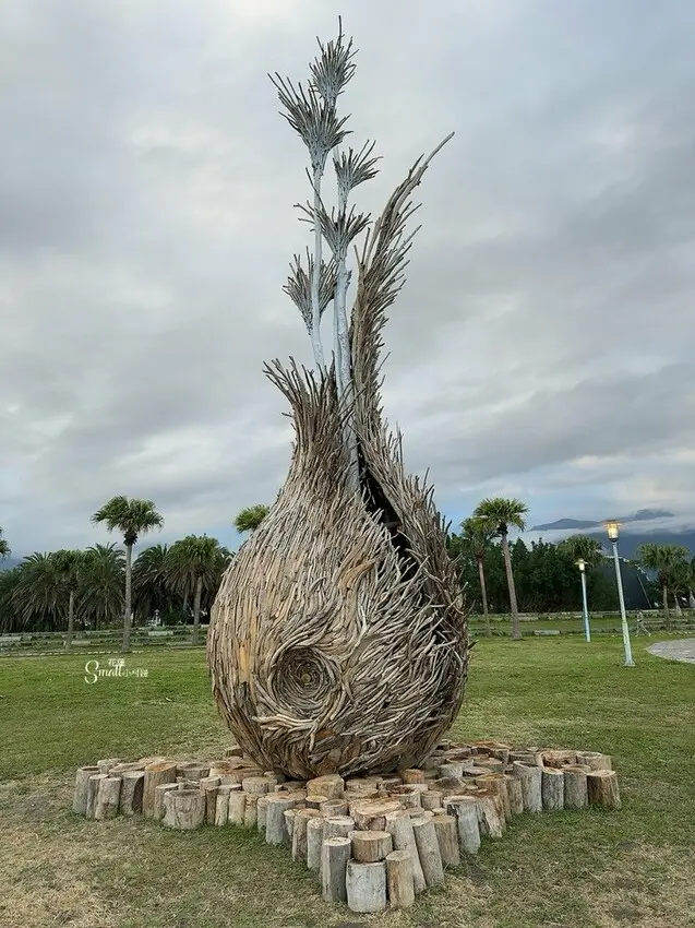 花蓮太平洋公園南濱海堤『漂流木藝術創作』驚奇點綴海岸線，成為