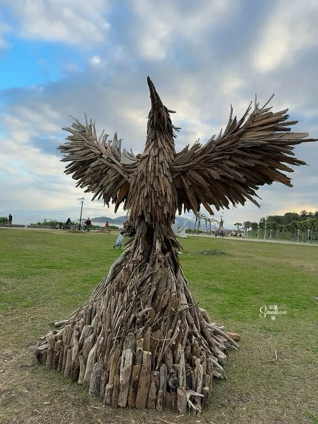 花蓮太平洋公園南濱海堤『漂流木藝術創作』驚奇點綴海岸線，成為