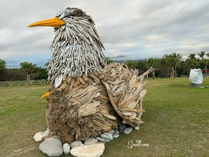花蓮太平洋公園南濱海堤『漂流木藝術創作』驚奇點綴海岸線，成為