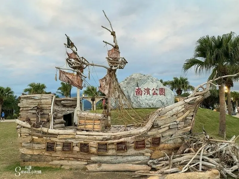 花蓮太平洋公園南濱海堤『漂流木藝術創作』驚奇點綴海岸線，成為