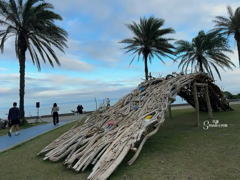 花蓮太平洋公園南濱海堤『漂流木藝術創作』驚奇點綴海岸線，成為