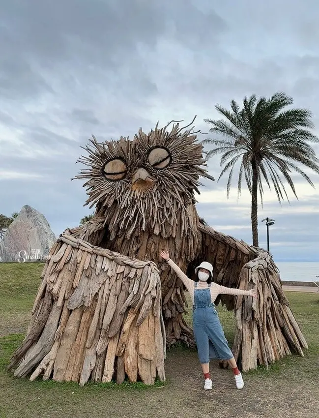 花蓮太平洋公園南濱海堤『漂流木藝術創作』驚奇點綴海岸線，成為