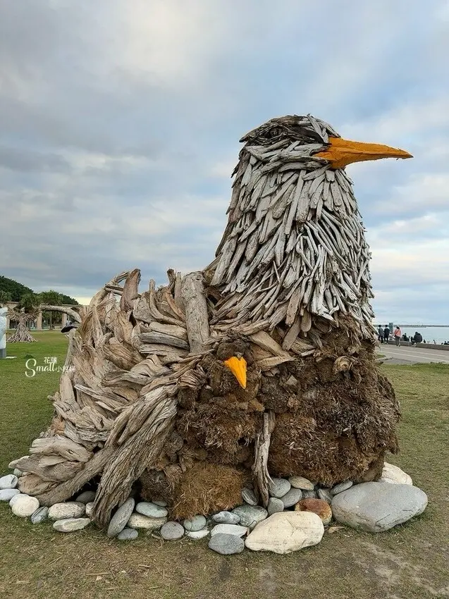 花蓮太平洋公園南濱海堤『漂流木藝術創作』驚奇點綴海岸線，成為