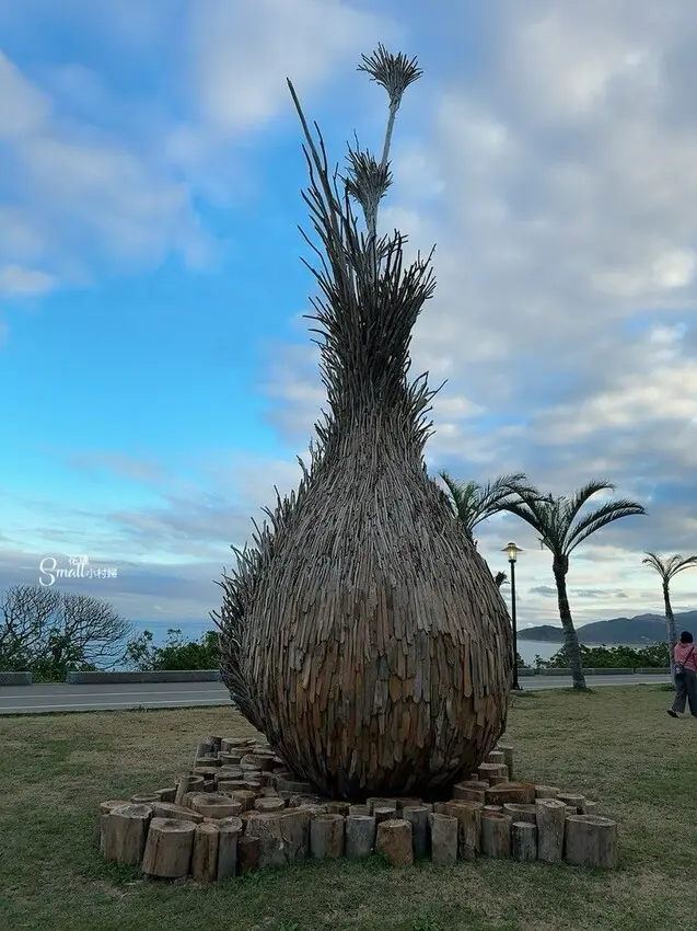 花蓮太平洋公園南濱海堤『漂流木藝術創作』驚奇點綴海岸線，成為