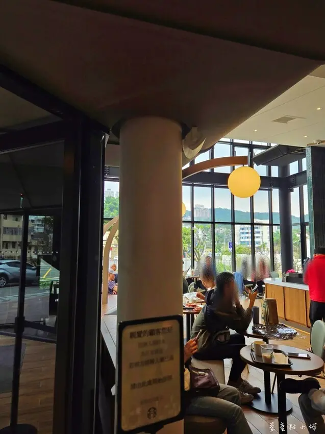 萬里星巴克翡翠灣，車道得來速