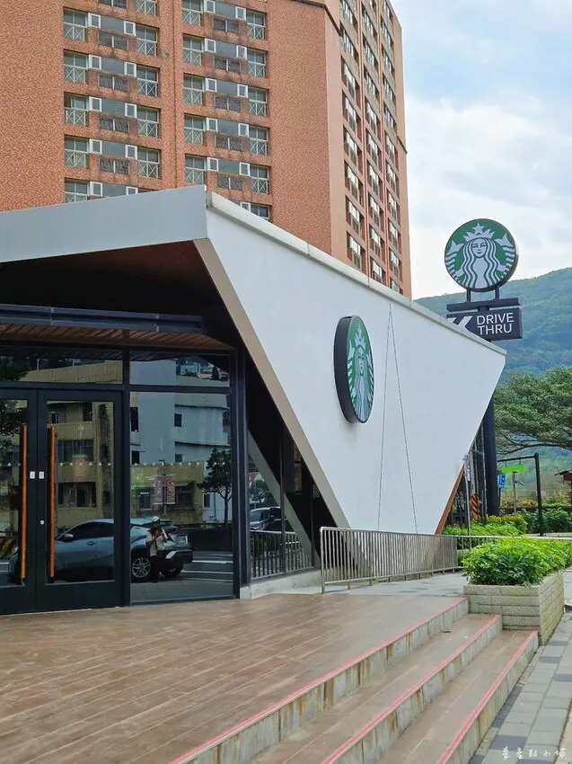 萬里星巴克翡翠灣，車道得來速