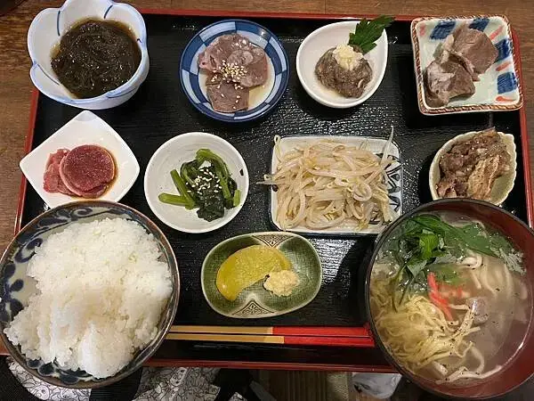 【日本沖繩美食、山羊肉推薦】やぎとそば 太陽｜石川交流道、海