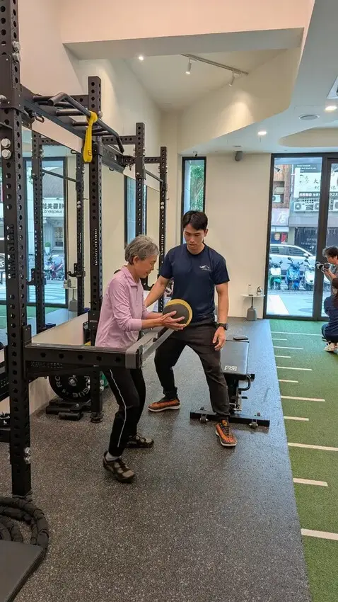 台南健身房推薦｜光之所在健身工作室｜銀髮運動課程：83歲奶奶