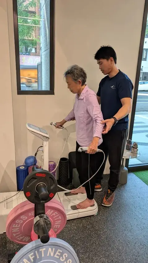 台南健身房推薦｜光之所在健身工作室｜銀髮運動課程：83歲奶奶