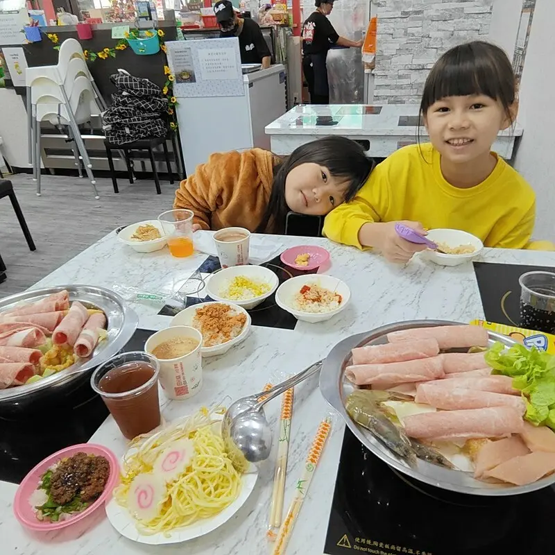 嘉義市西區嘉義火鍋推薦 逸小鍋鍋物-嘉義仁愛店 自助吧吃到飽 好多麵食、豆芽菜、魚板、醬料  平價個人小火鍋 中午不休息全天營業  嘉義火車站美食│嘉義宵夜│嘉義美食