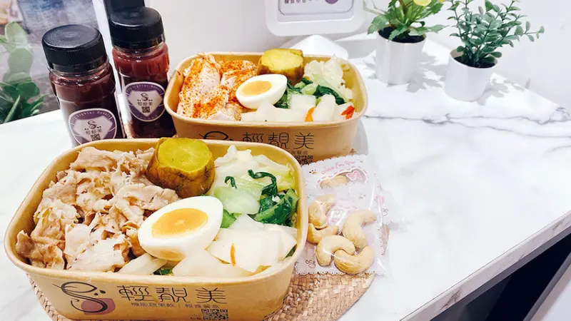 新店美食推薦│最多人外帶的養身便當店《輕靚美》搭配100%純蔬果汁及堅果，樂活輕食首選│新店外送便當推薦