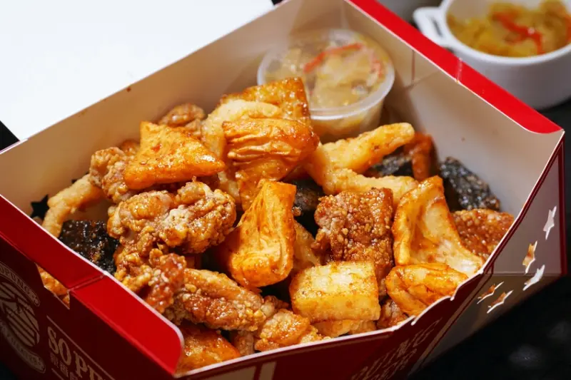 台北市中山區宵夜推薦 豪香劇場炸雞 炸物主角與靈魂醬料的盛大演出