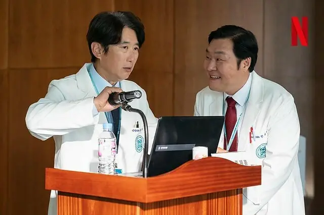 The TV drama posters and stills of  Netflix 平台播出的原創韓劇《外傷重症中心》(중증외상센터/Severe Trauma Center) was launching from Jan 24, 2025 at Netflix.