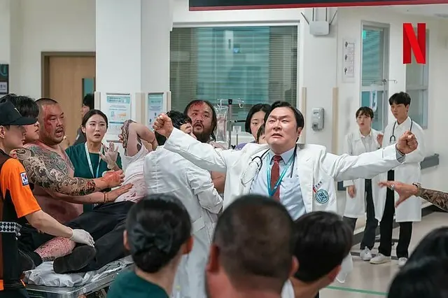 The TV drama posters and stills of  Netflix 平台播出的原創韓劇《外傷重症中心》(중증외상센터/Severe Trauma Center) was launching from Jan 24, 2025 at Netflix.