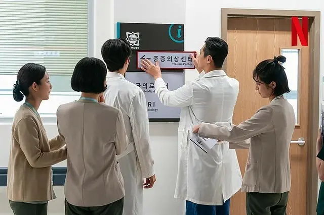 The TV drama posters and stills of  Netflix 平台播出的原創韓劇《外傷重症中心》(중증외상센터/Severe Trauma Center) was launching from Jan 24, 2025 at Netflix.
