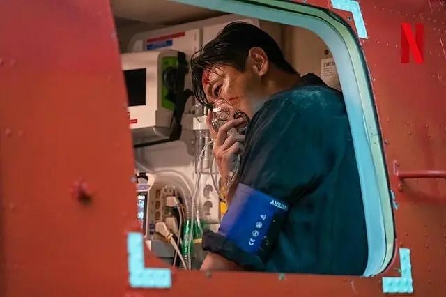 The TV drama posters and stills of  Netflix 平台播出的原創韓劇《外傷重症中心》(중증외상센터/Severe Trauma Center) was launching from Jan 24, 2025 at Netflix.