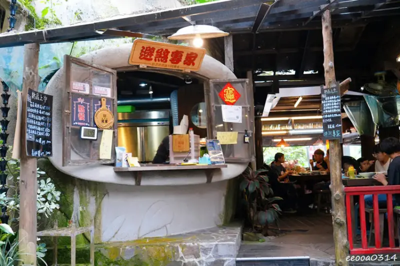 南投鹿谷「溪頭妖怪村」，咬人貓麵包、松林町日式特色商店街!