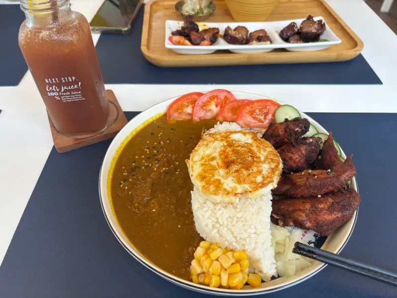 《桃園❤️龍潭》NEXT STOP 香港.手作料理（龍潭店），龍潭聖蹟亭旁的港式料理，白飯弄成台灣的形狀也太有愛了吧！