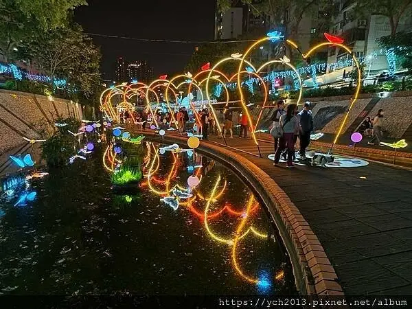 2025新莊中港大排光雕展，光影中港神幻祕境，絢麗燈展讓人目