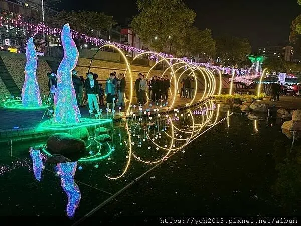 2025新莊中港大排光雕展，光影中港神幻祕境，絢麗燈展讓人目