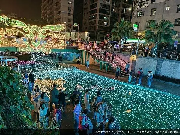 2025新莊中港大排光雕展，光影中港神幻祕境，絢麗燈展讓人目