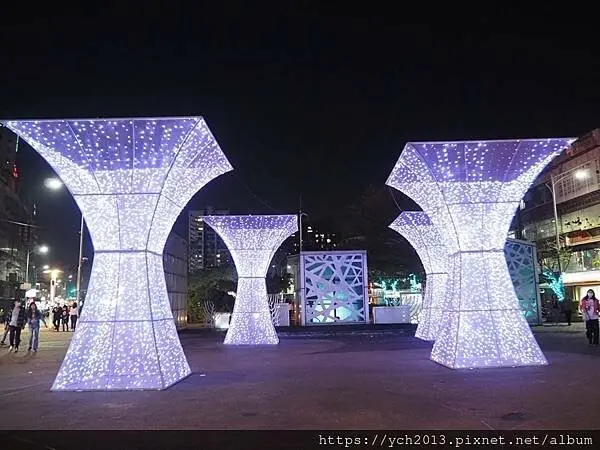 2025新莊中港大排光雕展，光影中港神幻祕境，絢麗燈展讓人目