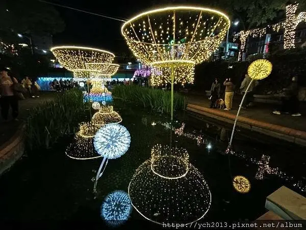 2025新莊中港大排光雕展，光影中港神幻祕境，絢麗燈展讓人目