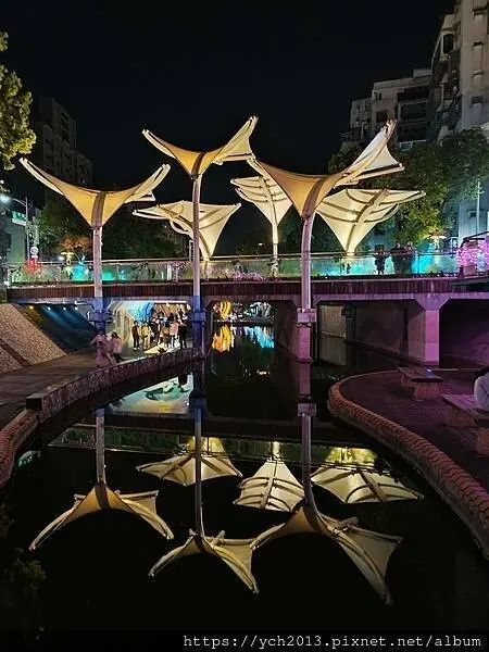 2025新莊中港大排光雕展，光影中港神幻祕境，絢麗燈展讓人目