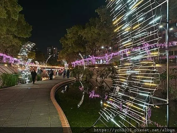 2025新莊中港大排光雕展，光影中港神幻祕境，絢麗燈展讓人目