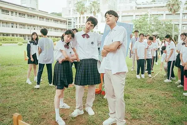 8_林子閎穿制服女裙挺好兄弟施柏宇。圖／阿榮影業提供.jpg