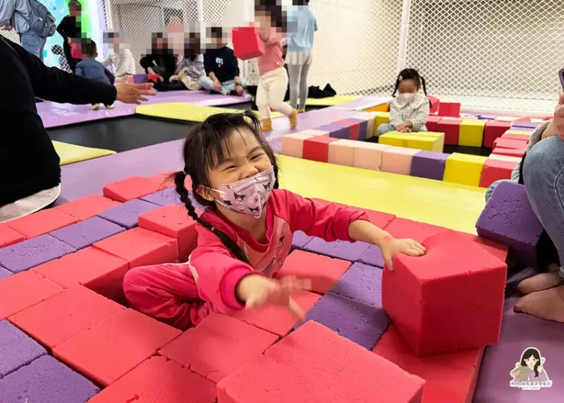 【台中親子館】台中麗寶Fun樂星球-占地超大，超高溜滑梯衝進