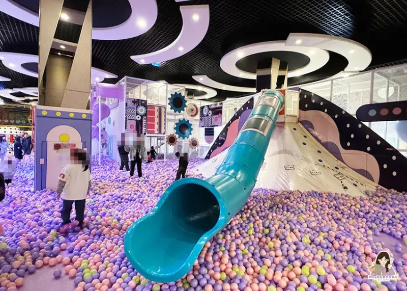 【台中親子館】台中麗寶Fun樂星球-占地超大，超高溜滑梯衝進