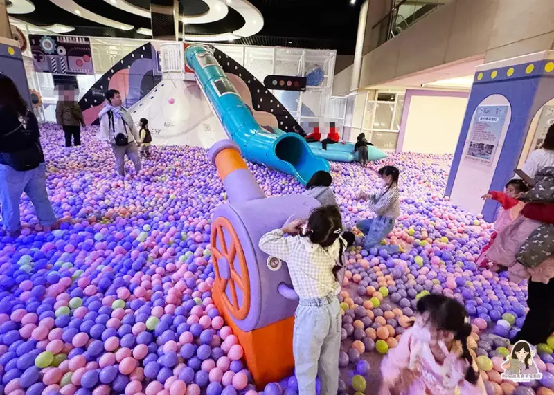 【台中親子館】台中麗寶Fun樂星球-占地超大，超高溜滑梯衝進