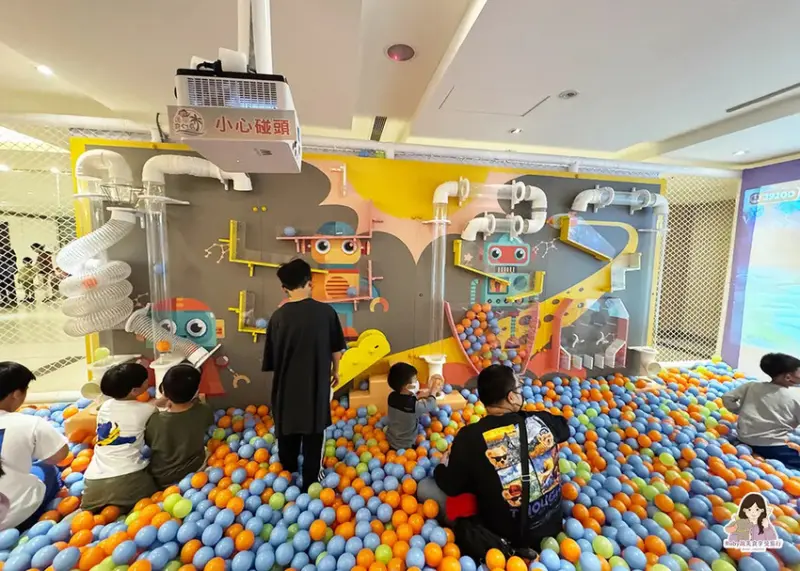 【台中親子館】台中麗寶Fun樂星球-占地超大，超高溜滑梯衝進