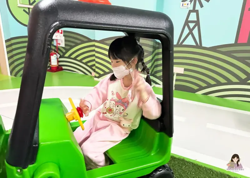 【台中親子館】台中麗寶Fun樂星球-占地超大，超高溜滑梯衝進