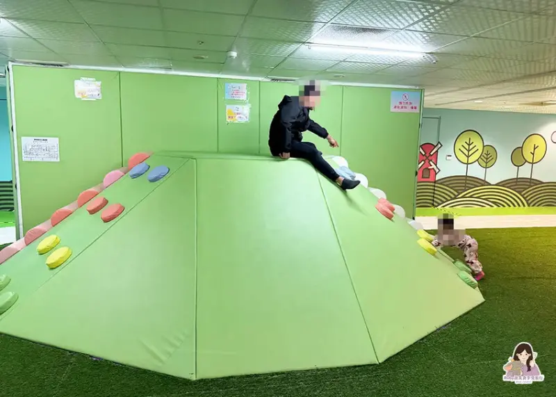 【台中親子館】台中麗寶Fun樂星球-占地超大，超高溜滑梯衝進