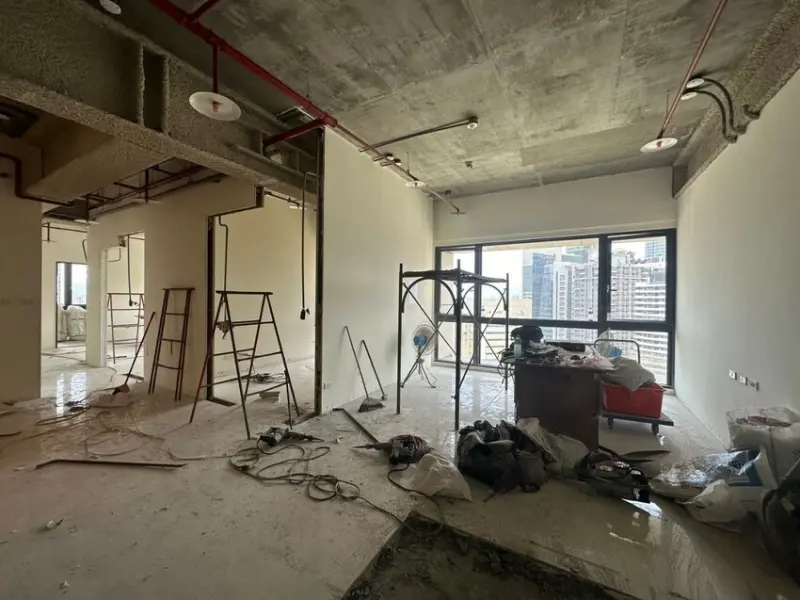 拆除中的新家客廳，右下角是落塵區，準備要變身啦！