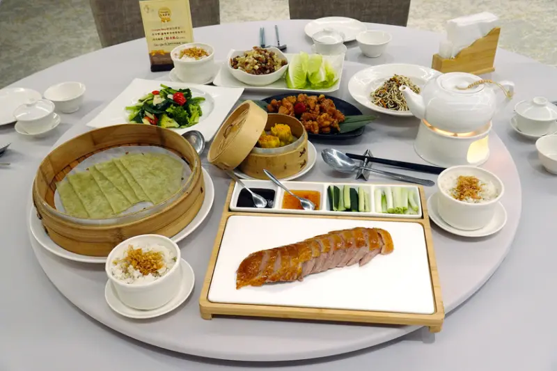 桃園市桃園區全台最美烤鴨餐廳-晶粵軒烤鴨餐廳桃園店，桃園裝潢美、餐點精緻，品粵軒烤鴨套餐，家庭聚會、商務宴客首選