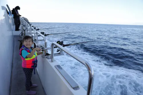 基隆鎖管季 基隆旅遊體驗,親子一日遊推薦! 體驗在地美食.一夜干DIY.深度文化導覽,鉅隆豪華遊艇海釣太好玩了!! - 奇奇一起玩樂趣