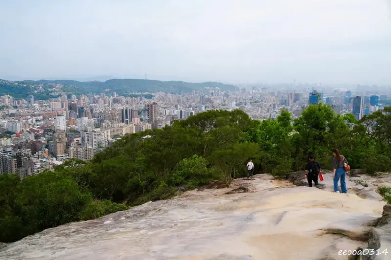 20分鐘輕鬆攻頂，「軍艦岩親山步道」好走嗎? 登山口在哪? 