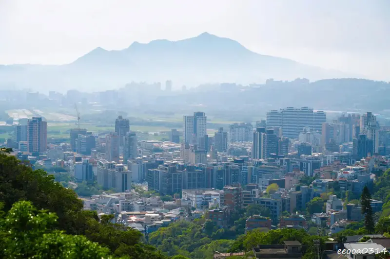 20分鐘輕鬆攻頂，「軍艦岩親山步道」好走嗎? 登山口在哪? 