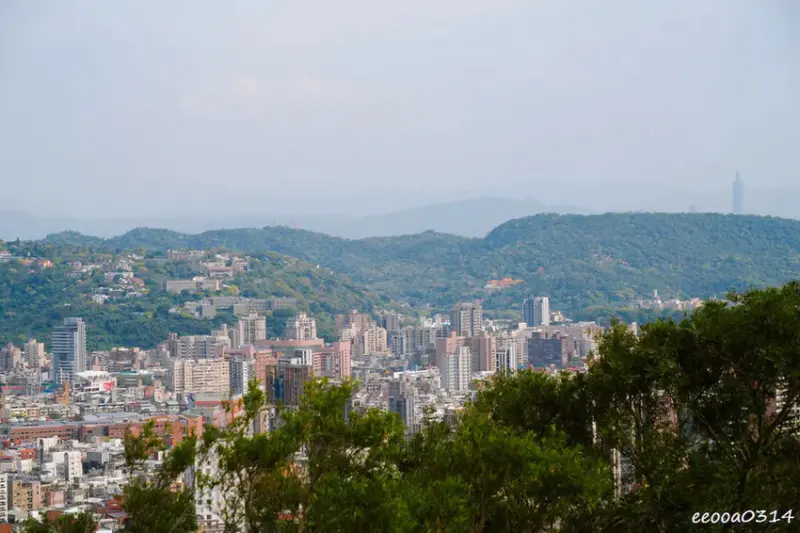 20分鐘輕鬆攻頂，「軍艦岩親山步道」好走嗎? 登山口在哪? 