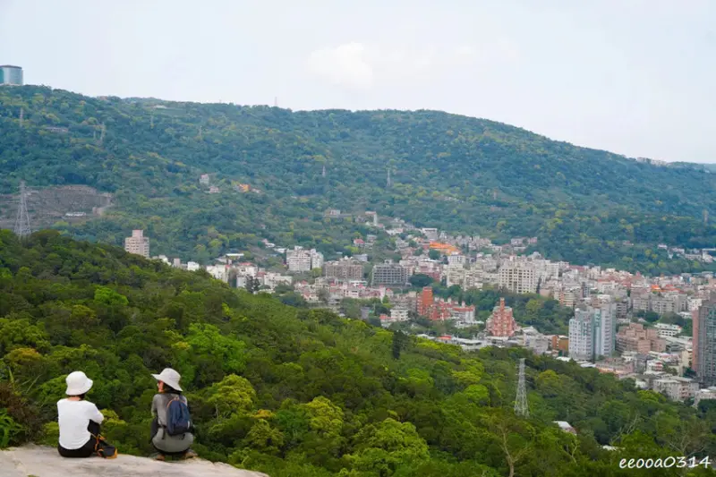 20分鐘輕鬆攻頂，「軍艦岩親山步道」好走嗎? 登山口在哪? 