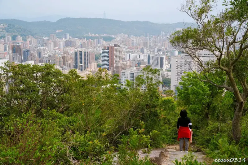 20分鐘輕鬆攻頂，「軍艦岩親山步道」好走嗎? 登山口在哪? 