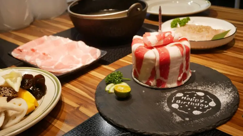 鐵了心火鍋（苗栗竹南店 ）- 288元起享蔬食自助吧，提供12種湯頭、多樣肉品搭配，當月壽星招待「生日肉蛋糕」ヾ(＠⌒ー⌒＠)ノ