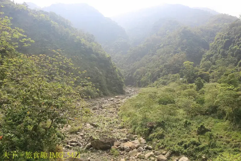 南投瑞龍瀑布園區 空中觀瀑平台 瀑布近在咫尺彷彿觸手可及