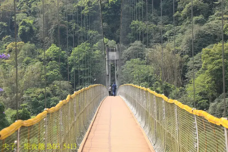 南投瑞龍瀑布園區 空中觀瀑平台 瀑布近在咫尺彷彿觸手可及